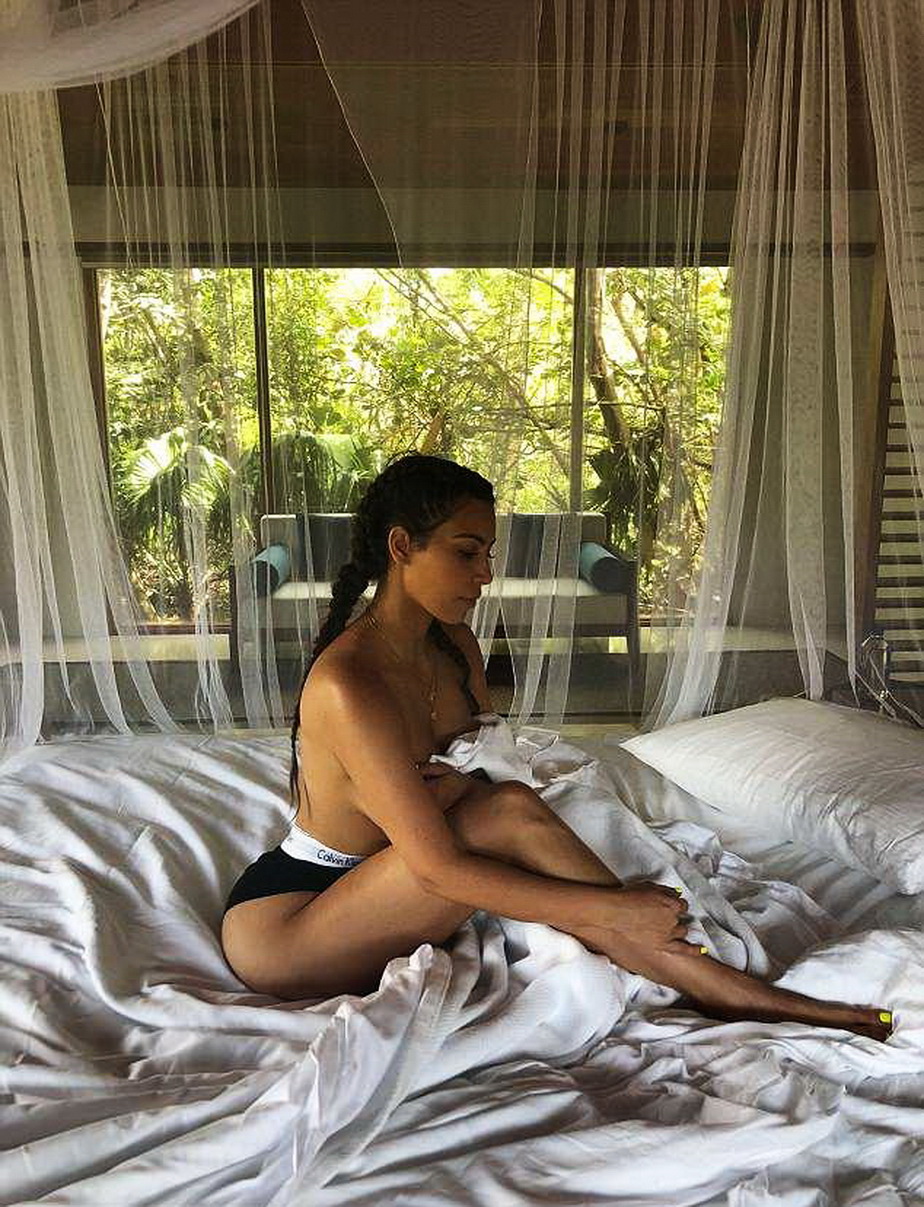 FOTO Kim Kardashian, topless în cea mai recentă fotografie