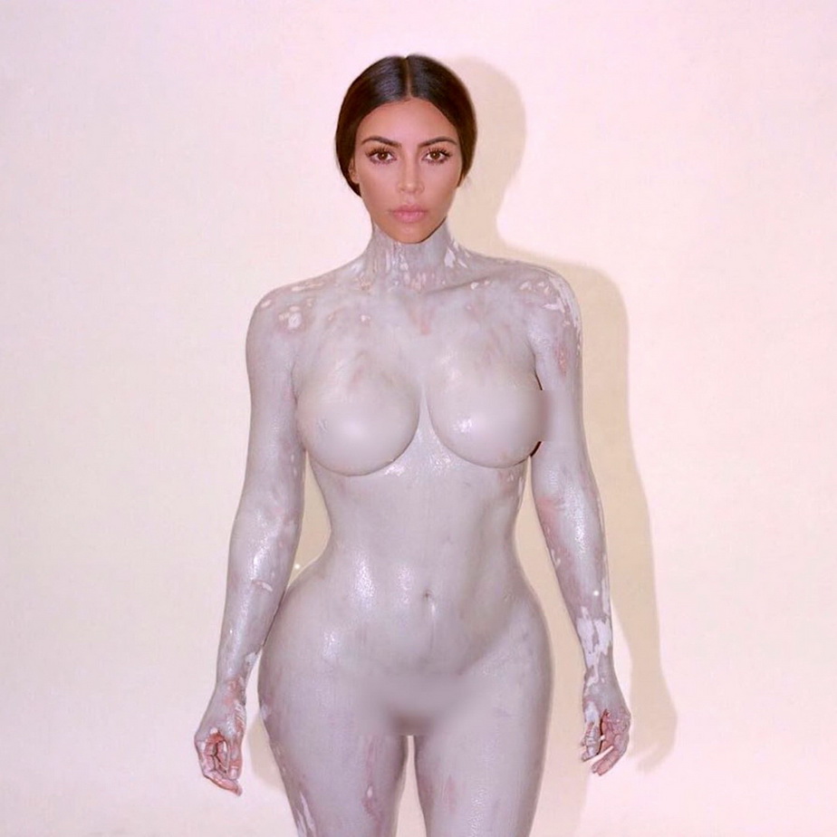 GALERIE FOTO Kim Kardashian, dezbrăcată complet în cel mai nou pictorial