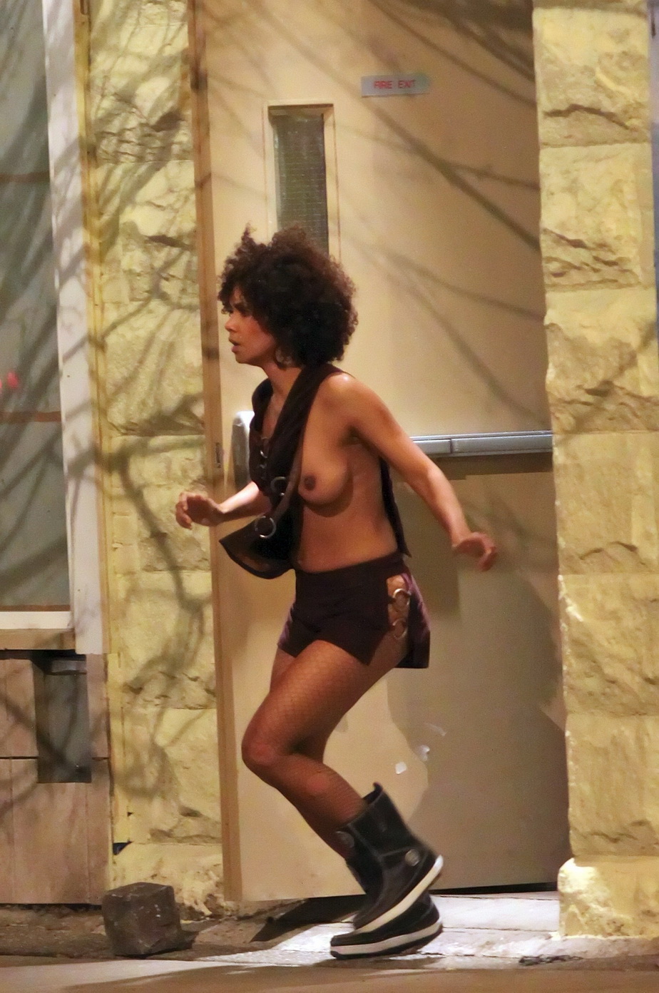 GALERIE FOTO Halle Berry, surprinsă cu sânii la vedere complet în plină stradă