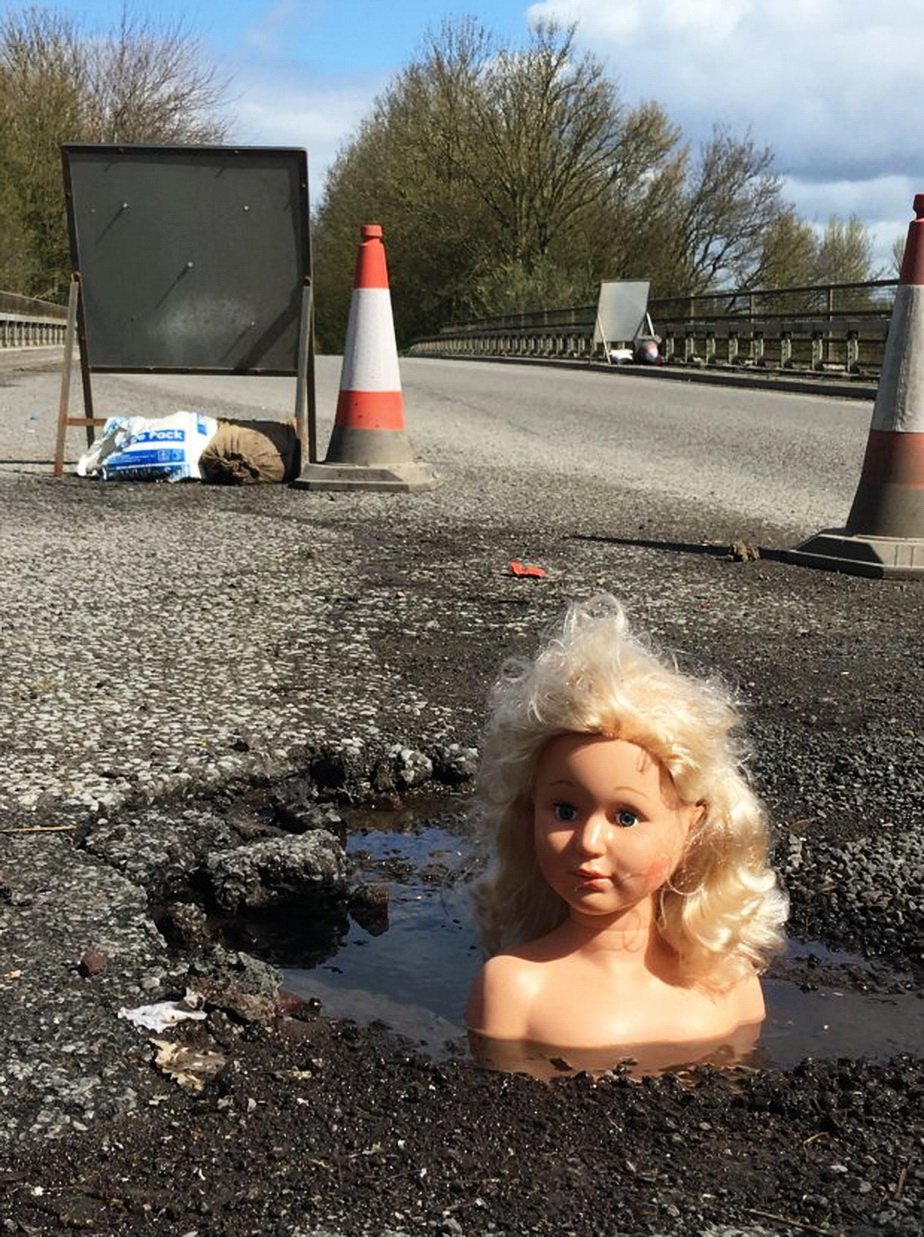 FOTO Protest inedit cu păpuși Barbie în gropile de pe asfalt