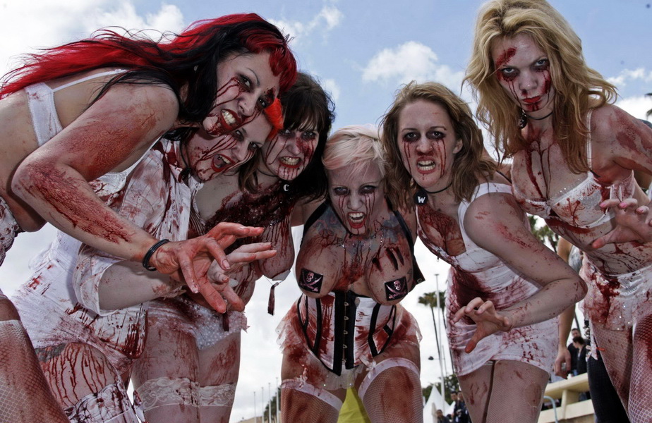 FOTO & VIDEO Zeci de zombii au invadat o plajă din Cannes