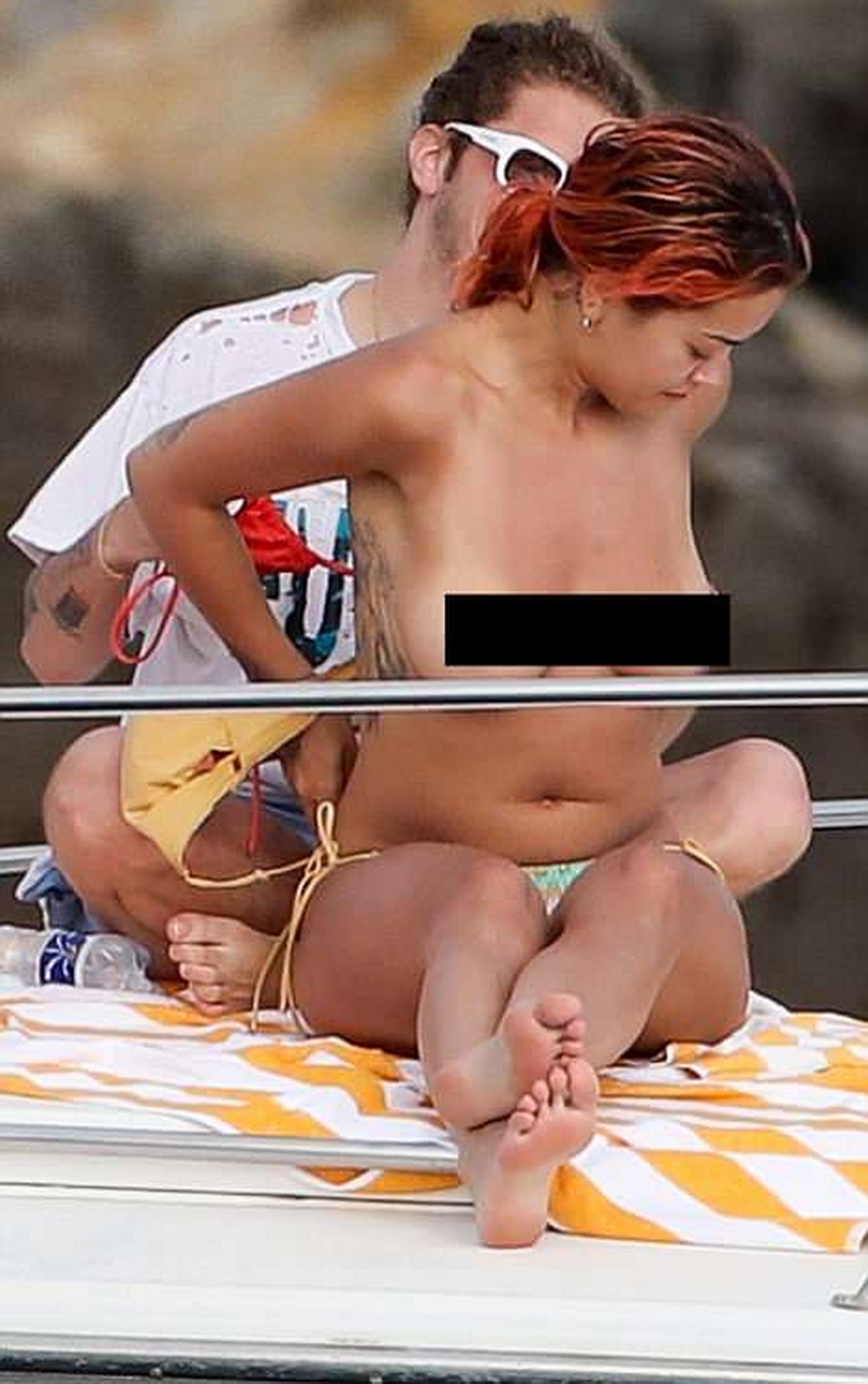 GALERIE FOTO Fotografii incendiare cu Rita Ora! Paparazzi au surprins-o în sânii goi!