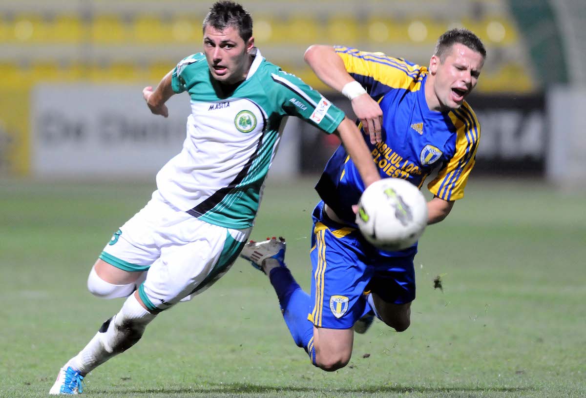 alin stoica l playing for chiajna against petrolul