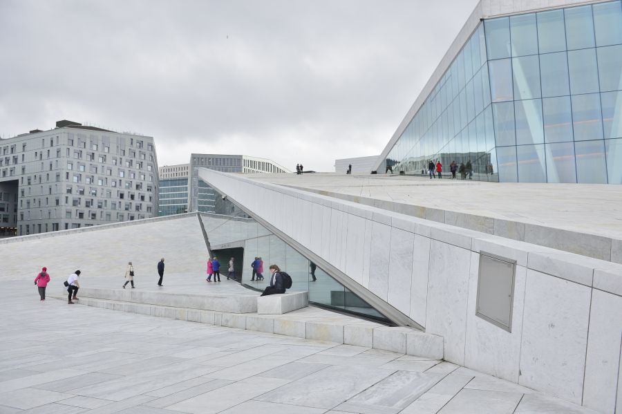 Arhitectura futuristă a clădirii permite vizitatorilor să urce pe acoperiș