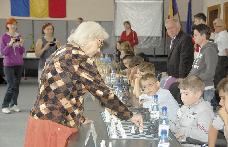 Elisabeta Polihroniade Patronează O Scoală Din Vaslui
