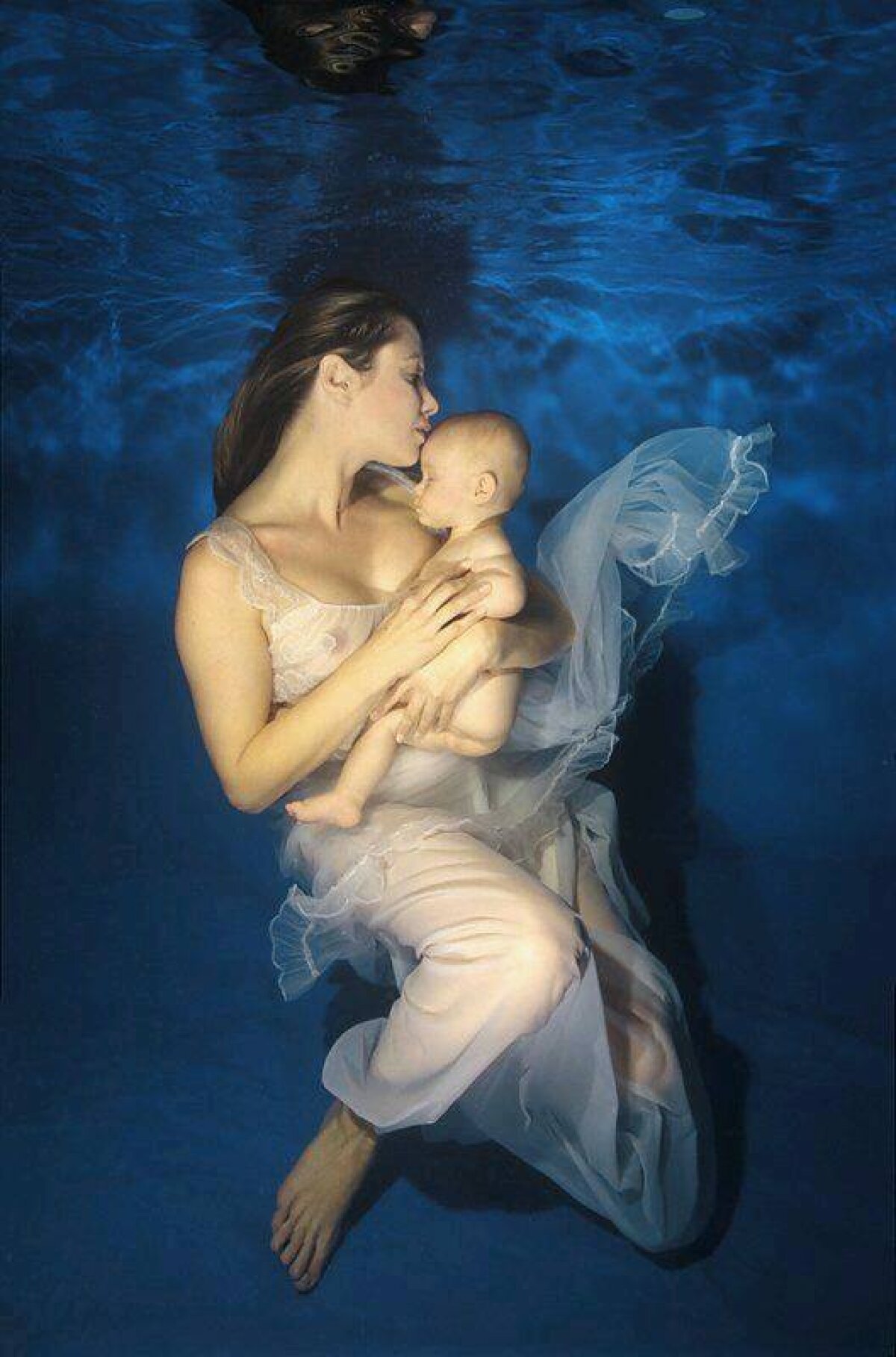 Water mothering. Фотограф Зена Холлоуэй дети под водой. Женщина вода для детей. Девушка в воде с ребенком. Русалка с ребенком на руках.