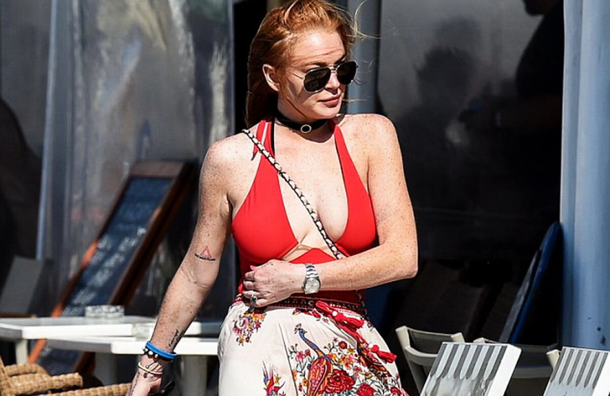 Lindsay Lohan, super sexy pe străzile din Grecia.