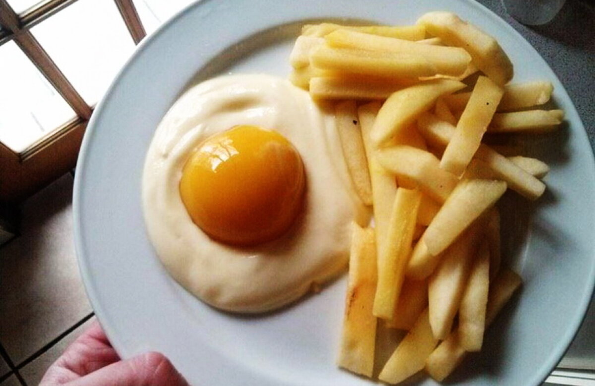 Йогурт персик и яблоко яичница