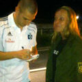 Mladen Petric si politista-suporter