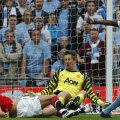 Yaya Toure i-a strecurat mingea printre picioare lui Van der Sar. Golul pentru finală
Foto: Reuters