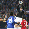 Stăpînul spaţiului aerian la Gelsenkirchen, Manuel Neuer cîştigă două milioane de euro anual şi mai are un sezon contract cu Schalke Foto: Gulliver/ GettyImages
