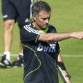 În general precaut, Jose Mourinho este obligat să forţeze diseară atacul Foto: Reuters