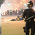 Cei doi tineri, suprinşi în mijlocul intervenţiei în forţă a poliţiştilor