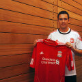 Stewart Downing a pozat cu tricoul lui Liverpool în timpul vizitei la Melwood (liverpoolfc.tv)