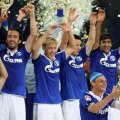 Raul şi colegii săi sărbătoresc cîştigarea primului trofeu al sezonului