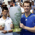 Andy Murray (dreapta) cu trofeul învingătorului, Novak Djokovici cu cel al finalistului