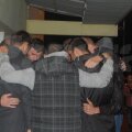 Colegii baschetbalistului american s-au strîns la sala de antrenament şi au aprins lumînări