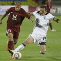 Costin Lazăr(în alb) se bate cu PAOK la primele locuri în campionatul grec contra lui Panathinaikos şi Olympiakos