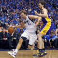 Dirk Nowitzki (stînga) şi Pau Gasol, într-un duel din NBA
Foto: Reuters