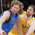 Dirk Nowitzki (stînga), în duel cu spaniolul Pau Gasol