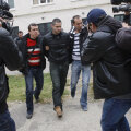 Agresorul a ajuns ieri la Parchet
după o noapte petrecută la arestul din Cîmpina. FOTO Cristi Preda