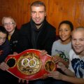 Lucian Bute s-a întîlnit, miercuri, cu patru copii de la un club de box din Canada foto: cyberpresse.ca
