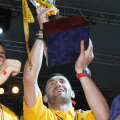 Gabriel Paraschiv cu trofeul Ligii 1.