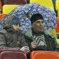 Suporterii au avut nevoie de umbrelă la meciul dintre Steaua şi Voinţa, deşi stadionul are acoperiş.