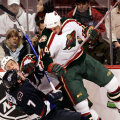 Derek Boogaard (dreapta) a fost vestit prin corecţiile fizice pe care le aplica adversarilor.