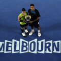 Horia Tecău cu trofeul cucerit la Australian Open.