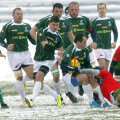Atmosferă hibernală pe stadionul "Arcul de Triumf", meciul disputîndu-se după ce 200 de oameni au muncit cinci ore să îndepărteze zăpada (Foto: Cristi Preda)