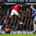 "Chicharito" Hernandez (în roşu) planează splendid şi egalează la Londra