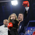 Viorel Simion celebrează victoria obţinută în meciul cu mexicanul Riovalle