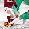 Terenurile înzăpezite reprezintă un mare pericol pentru integritatea fotbaliştilor