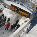 În timp ce baschetbaliștii, împreună cu oficialii FRB încercau să deszăpezească aleile dintr-un spital bucureștean, angajații instituției priveau cu interes operațiunea foto: Raed Krishan