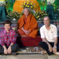 Într-un templu budist din capitala Yangon, alături de un preot și de impresara lui, indonezianca Ratna Mustika