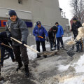 Rugbiştii şi baschetbaliştii au deszăpezit împreună mai multe spitale şi aziluri de bîtrîni din capitală.