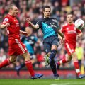 Van Persie (centru) a fost protagonist pe ”Anfield” din toate punctele de vedere