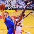 Dirk Nowitzki (cu mingea) este talentat, bătăios şi are şi statura unui mare jucător