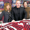 Bosman (în centru) a primit cadou tricourile lui Ibrahimovici și Van Bommel