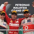 Podiumul de la Sepang: 1. Alonso (Ferrari, centru), 2. Perez (Sauber, stînga), 3. Hamilton (McLaren, dreapta)