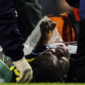 Muamba, la pămînt, cu ochii închişi. A fost 78 de minute în moarte clinică