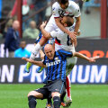 Un interist, Cambiasso, i-a făcut pe doi adversari (Sculli şi Palacio) să se ciocnească în aer // Foto: Guliver/GettyImages