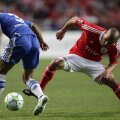 Maxi Pereira (în roșu) jucat un rol esențial în eșecul Benficăi, luînd repede ”roșu” (foto: Reuters)