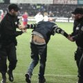 Cei doi suporterii care au intrat pe teren la meciul Pandurii - Steaua sînt cercetaţi penal