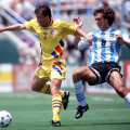 3 iulie 1994, Los Angeles. Ziua cînd marele Batistuta a fost depăşit de tenacitatea lui Dorinel Munteanu: România - Argentina 3-2, la CM 1994. În medalion, Batigol în varianta 2010, cînd a fost ambasador al candidaturii Qatarului pentru CM 2022 // Foto: Guliver/GettyImages
