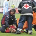 Morosini s-a stins pe teren, cauza morții urmînd a fi stabilită după autopsie. Livorno și Vicenza au retras deja tricoul cu nr. 25. Foto: Reuters