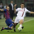 Gazonul de pe ”San Siro” cedează ușor la orice duel, cum a fost cel dintre Iniesta și Bonera (foto: Reuters)