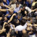 Jose Mourinho, unul dintre cei mai mari antrenori din fotbal, asaltat de presă şi fani // Foto: Reuters