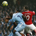 Rooney, omul de gol al lui Man. U, depăşeşte în aer apărarea lui City // Foto: Reuters